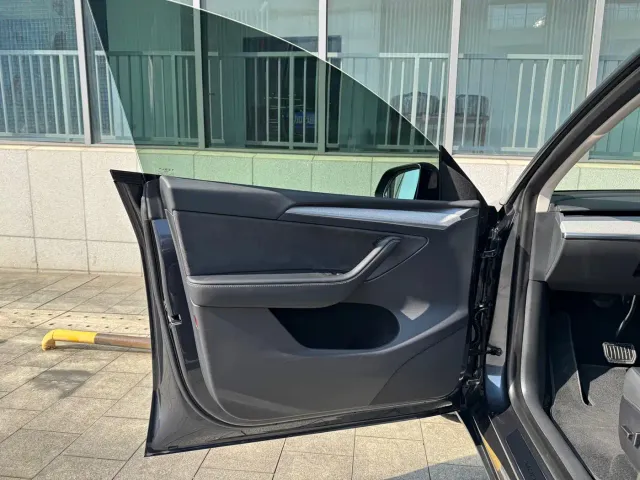Tesla Model Y — Фото автомобиля 7
