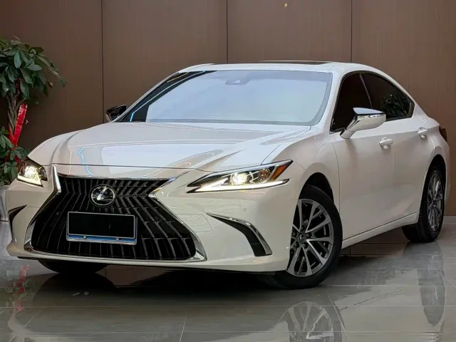 Фотография автомобиля — Lexus ES