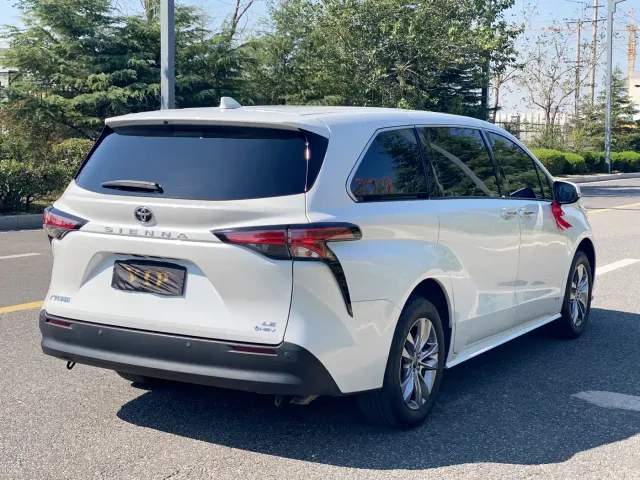 Toyota Sienna — Фото автомобиля 5
