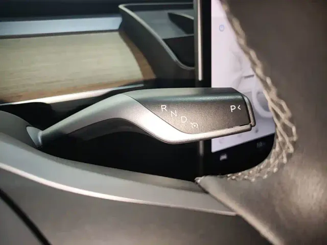 Tesla Model Y — Фото автомобиля 13