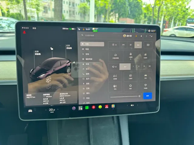 Tesla Model Y — Фото автомобиля 6