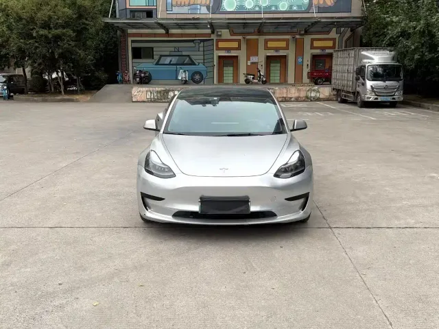 Tesla Model 3 — Фото автомобиля 3