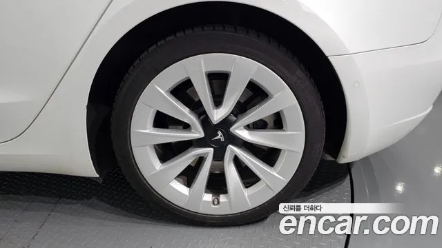 Tesla Model 3 — Фото автомобиля 20