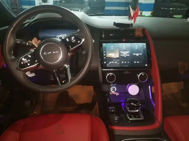 Jaguar E-PACE — Фото автомобиля 5