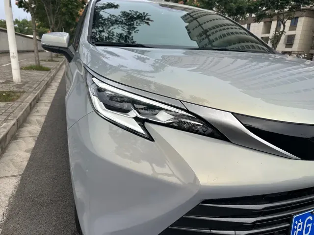 Toyota Sienna — Фото автомобиля 9