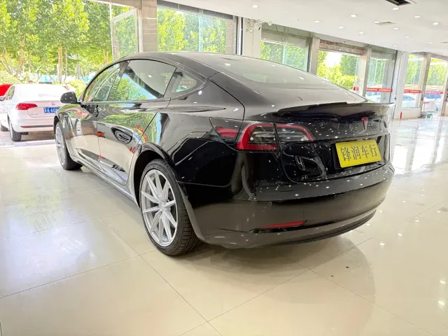 Tesla Model 3 — Фото автомобиля 4