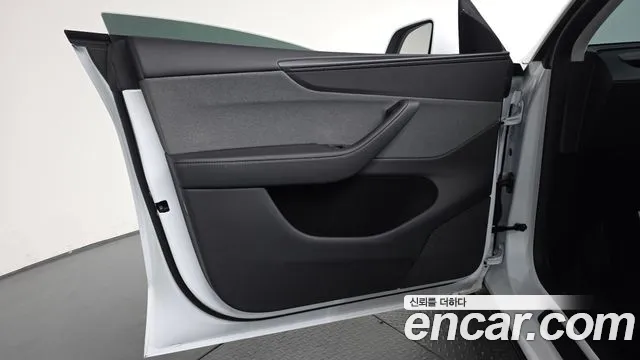 Tesla Model Y — Фото автомобиля 23