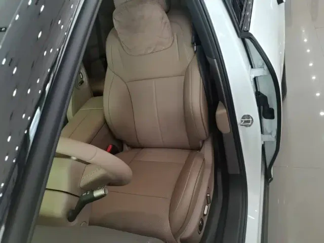 Li Auto Li Auto i6 2025 4WD Base Model — Фото автомобиля 14