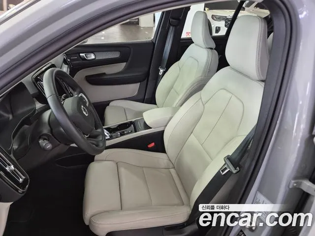 Volvo XC40 — Фото автомобиля 9