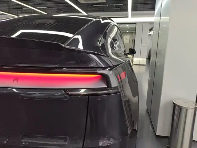 Tesla Model Y L — Фото автомобиля 7