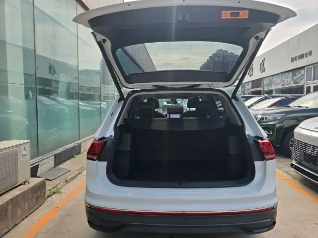 Volkswagen Tiguan L — Фото автомобиля 11