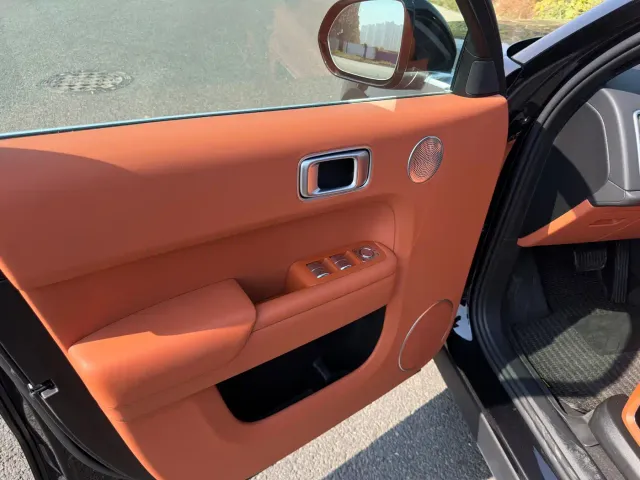 Li Auto L8 — Фото автомобиля 10