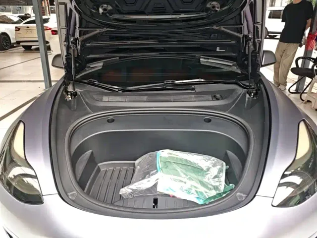 Tesla Model 3 — Фото автомобиля 19