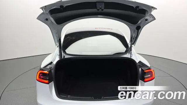 Tesla Model 3 — Фото автомобиля 20