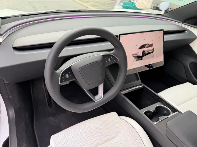 Tesla Model 3 — Фото автомобиля 8
