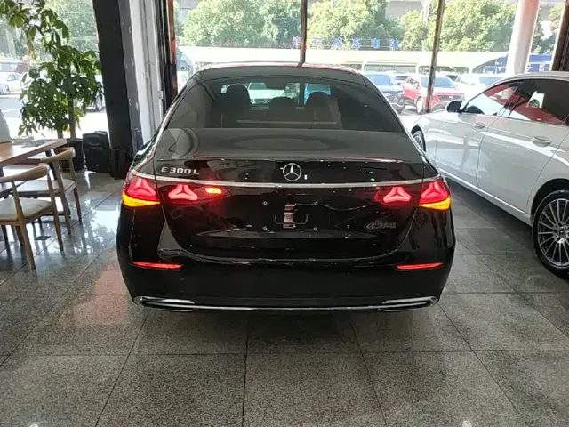 Mercedes-Benz E-Class — Фото автомобиля 5