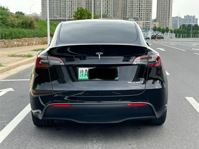 Tesla Model Y — Фото автомобиля 5