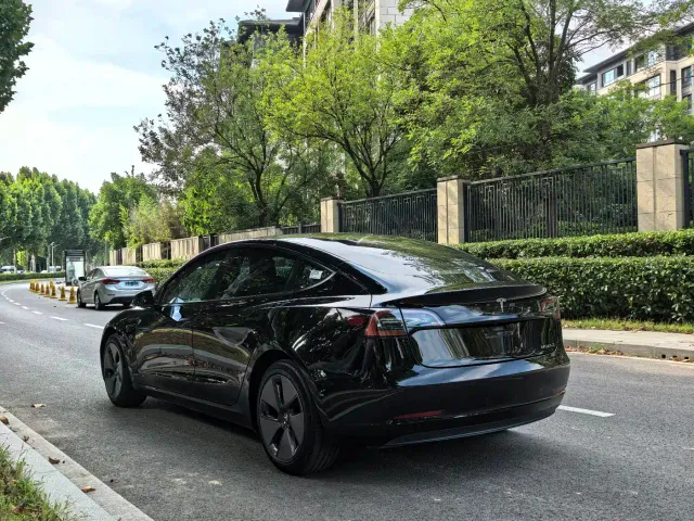 Tesla Model 3 — Фото автомобиля 9
