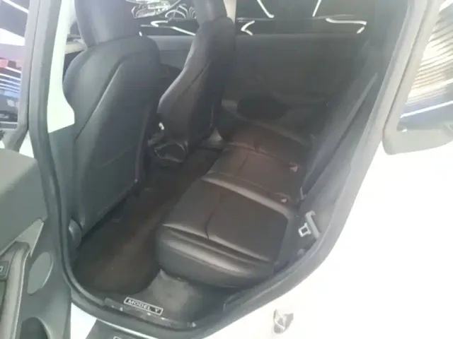 Tesla Model Y — Фото автомобиля 16