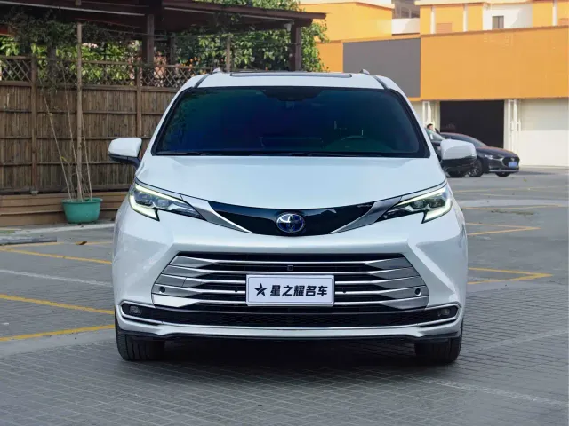 Toyota Toyota Sienna 2021 2.5L Hybrid Platinum Edition — Фото автомобиля 3