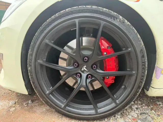 Tesla Model S — Фото автомобиля 9