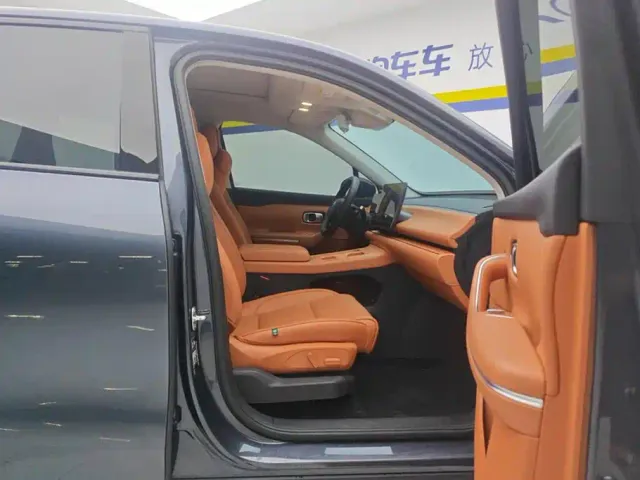 Leapmotor C10 — Фото автомобиля 8
