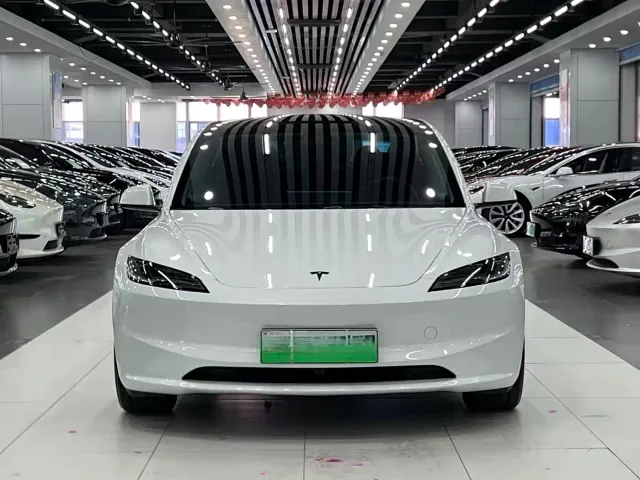 Tesla Model 3 — Фото автомобиля 2