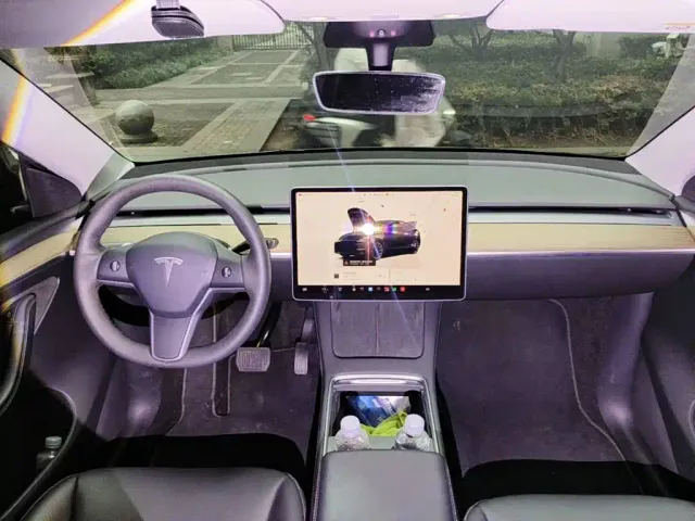 Tesla Model Y 2022 Rear-Wheel Drive Version — Фото автомобиля 12