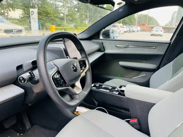 Volvo EX30 — Фото автомобиля 7