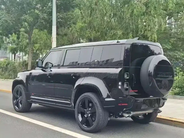 Land Rover Defender — Фото автомобиля 2