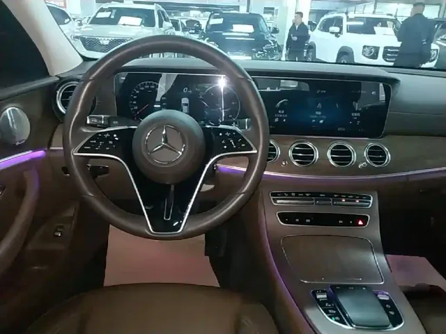 Mercedes-Benz E-Class — Фото автомобиля 2
