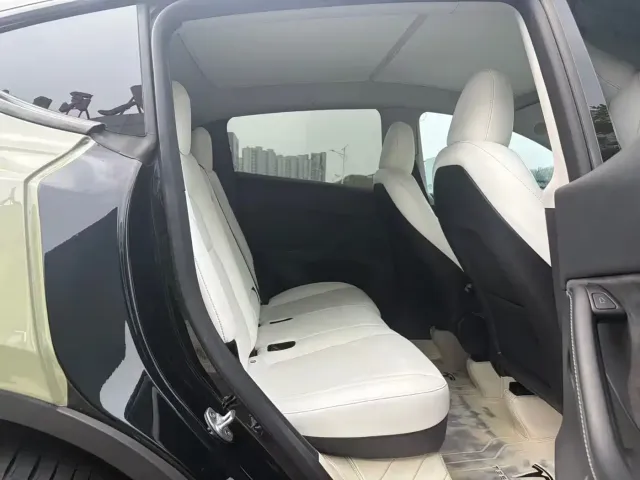 Tesla Model Y — Фото автомобиля 14