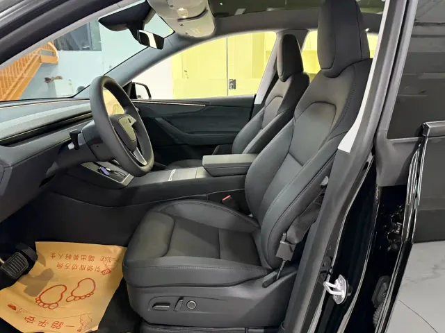 Tesla Model Y — Фото автомобиля 11