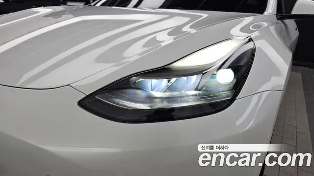 Tesla Model 3 — Фото автомобиля 18