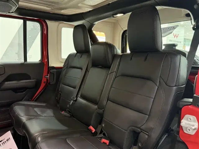 Jeep Wrangler — Фото автомобиля 11