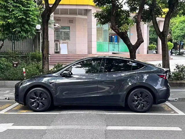 Tesla Model Y — Фото автомобиля 17