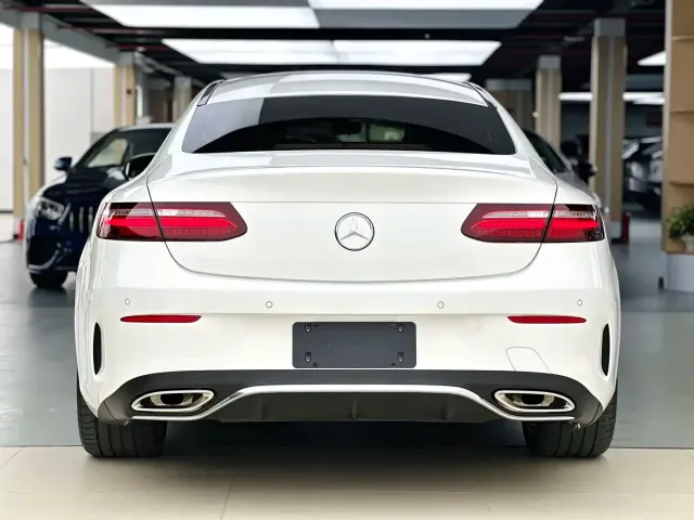 Mercedes-Benz E-Class — Фото автомобиля 4
