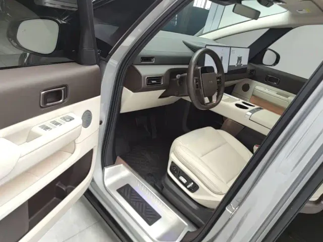 Li Auto MEGA — Фото автомобиля 15