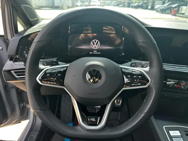 Volkswagen Golf — Фото автомобиля 11
