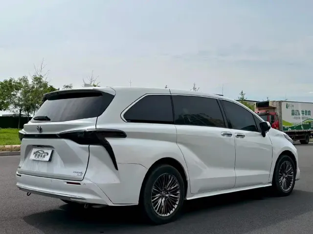 Toyota Sienna — Фото автомобиля 9