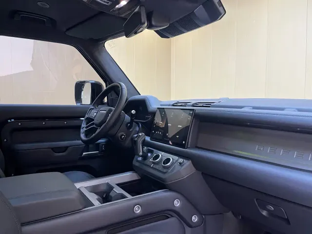 Land Rover Defender — Фото автомобиля 12