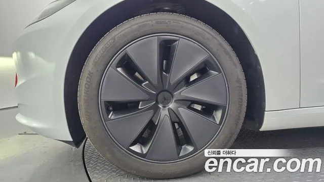 Tesla Model 3 — Фото автомобиля 5