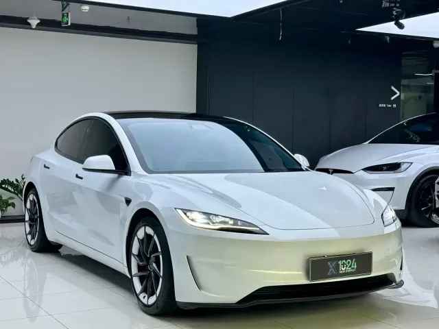Tesla Model 3 — Фото автомобиля 3