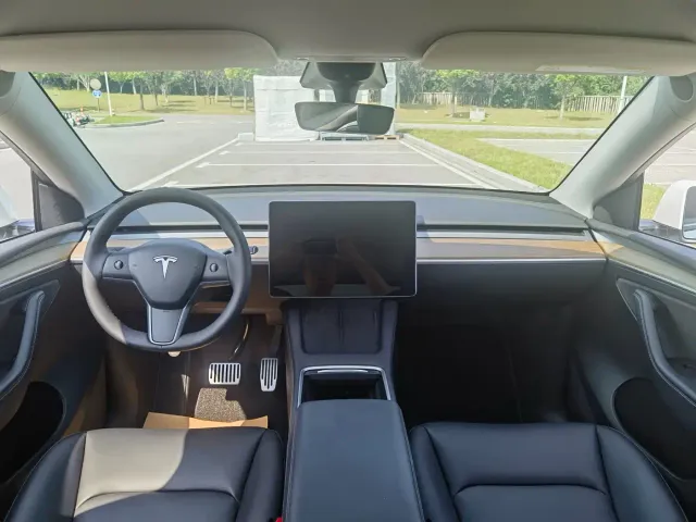 Tesla Model Y — Фото автомобиля 8