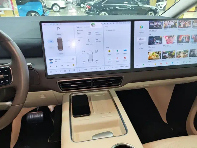 Li Auto MEGA — Фото автомобиля 12