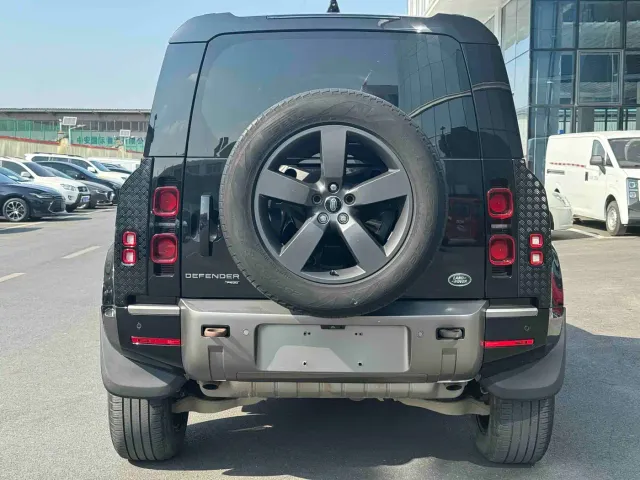 Land Rover Defender — Фото автомобиля 4
