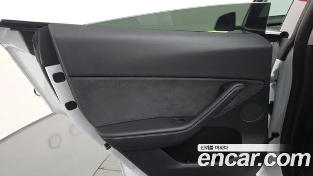 Tesla Model Y — Фото автомобиля 25