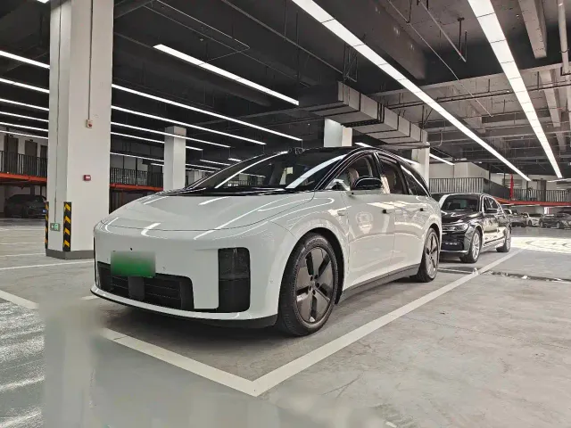 Фотография автомобиля — Li Auto i8