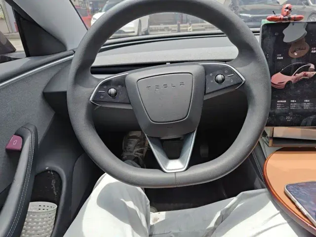 Tesla Model 3 — Фото автомобиля 2