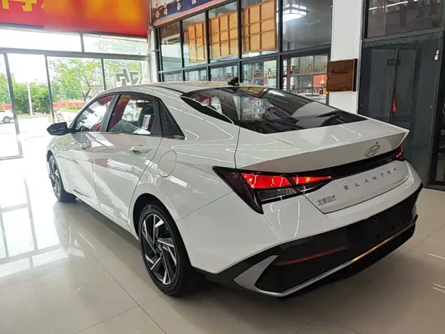 Hyundai Elantra — Фото автомобиля 22
